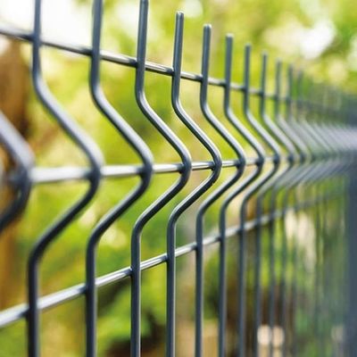 مرسوم 3.8mm قطر سیم 50×100mm Mesh Peach Post 3D Curved Fence برای حفاظت از محیط ویلا