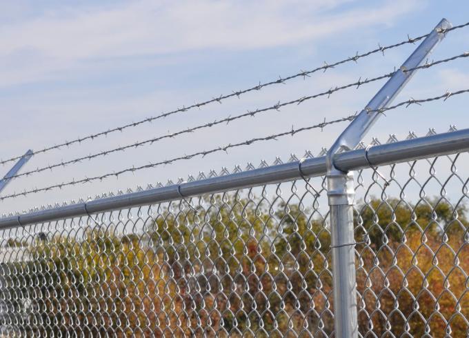 100ft 50ft 8ft 6 Ft گالوانیزه زنجیر لینک حصار رول های 2.0mm Cyclone Mesh Fencing 4