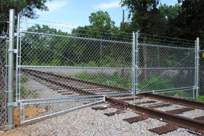 100ft 50ft 8ft 6 Ft گالوانیزه زنجیر لینک حصار رول های 2.0mm Cyclone Mesh Fencing 3