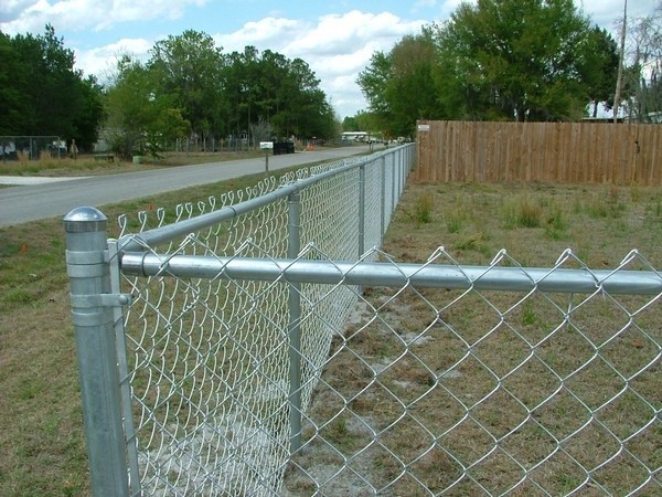 100ft 50ft 8ft 6 Ft گالوانیزه زنجیر لینک حصار رول های 2.0mm Cyclone Mesh Fencing 5